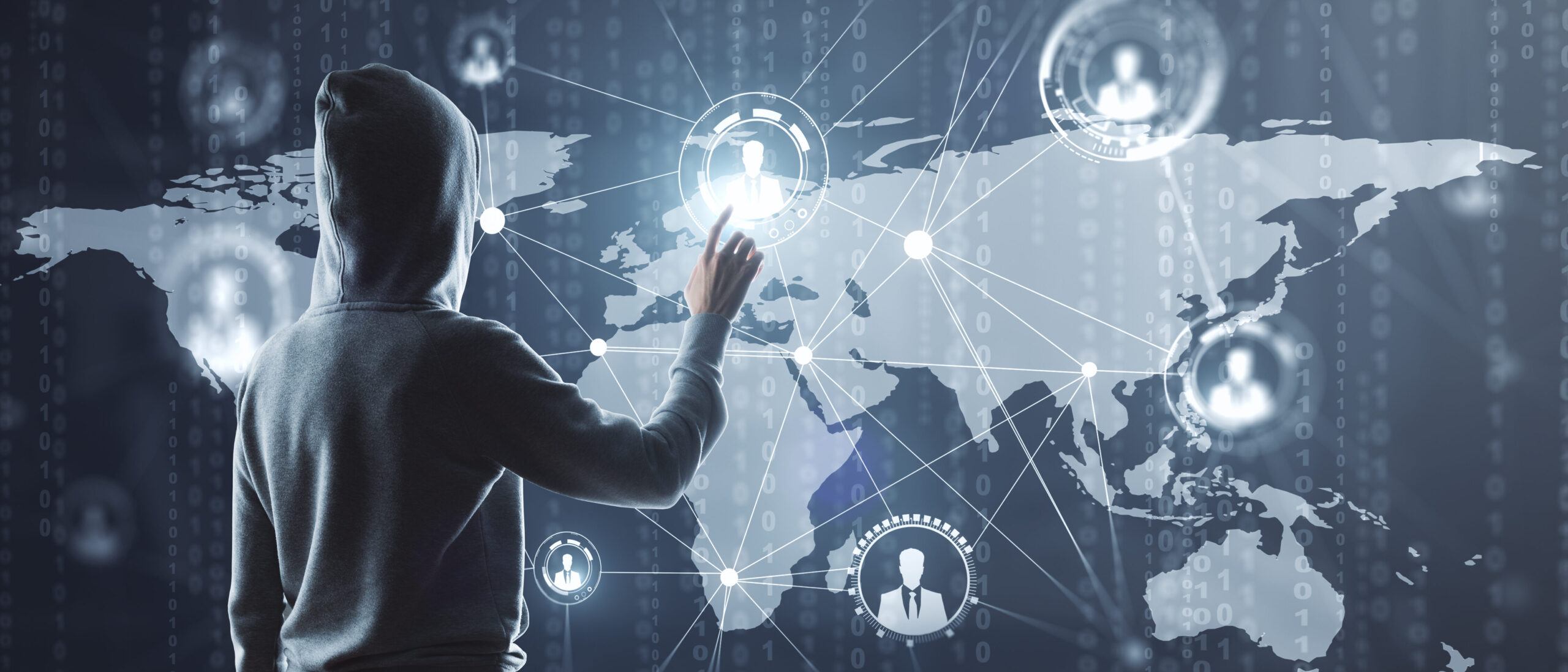 Junger Hacker nutzt digitale Kartenschnittstelle. Globales Geschäfts- und Diebeskonzept. Doppelte Belichtung