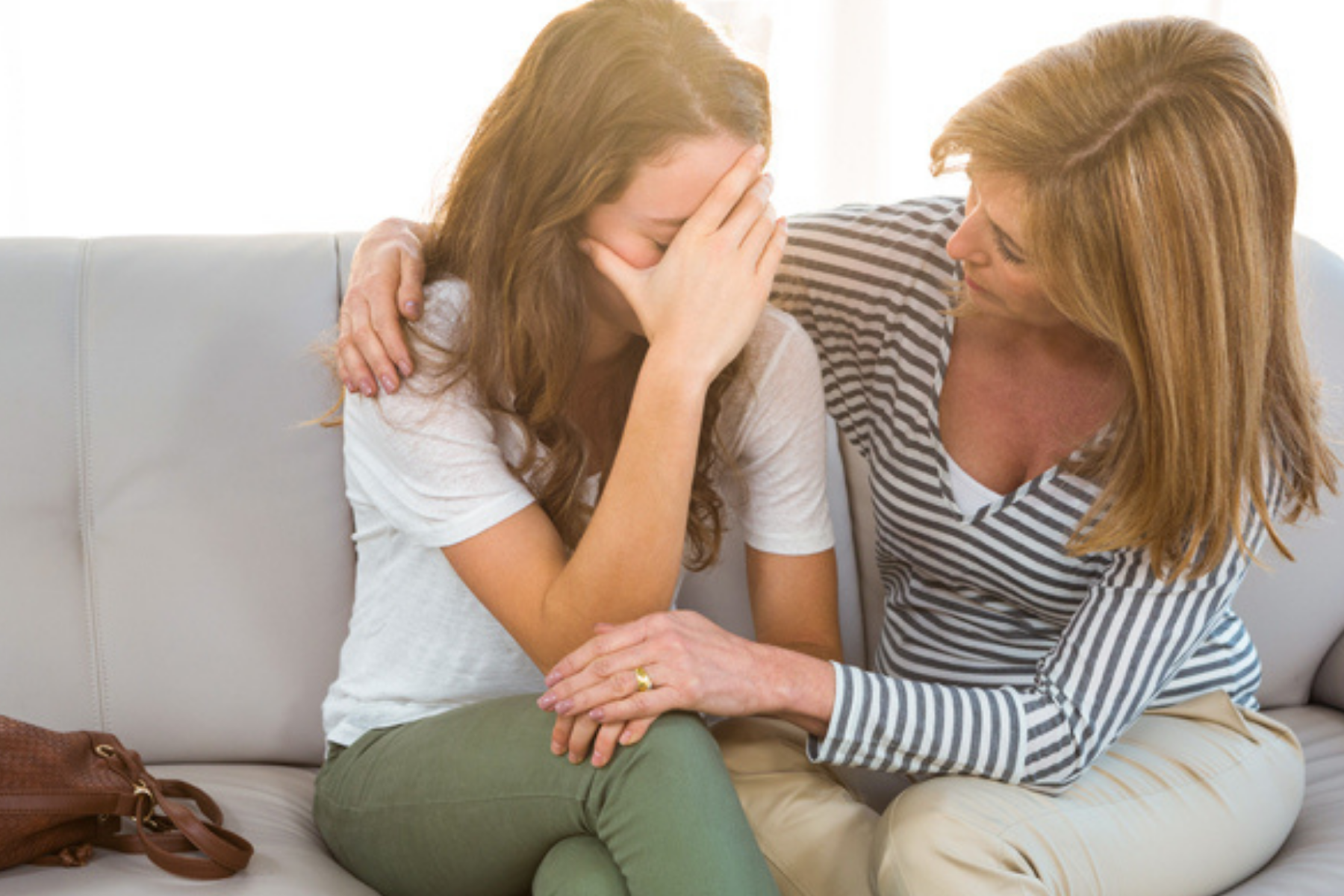 Eine Mutter tröstet ihre verzweifelte Tochter.