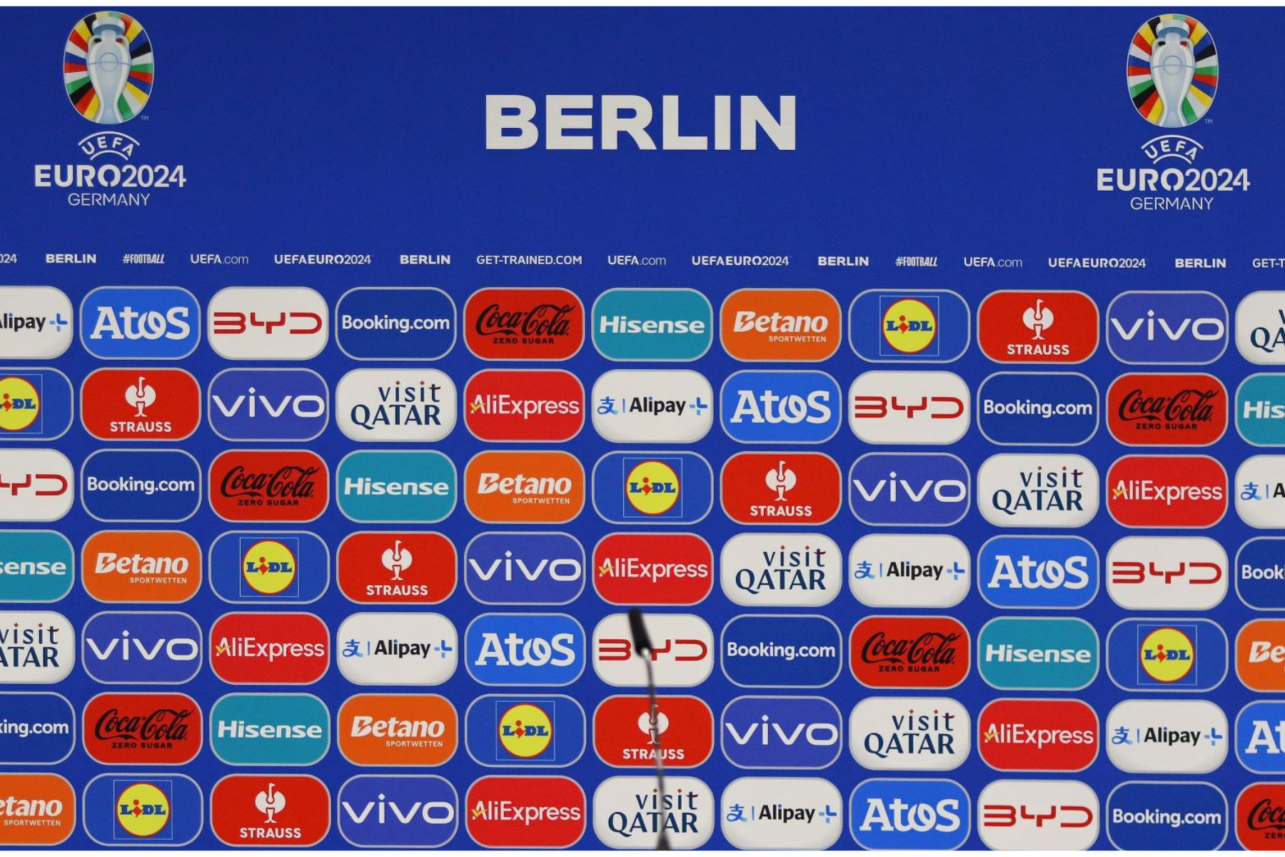 Pressewand mit Sponsoren der EM 2024
