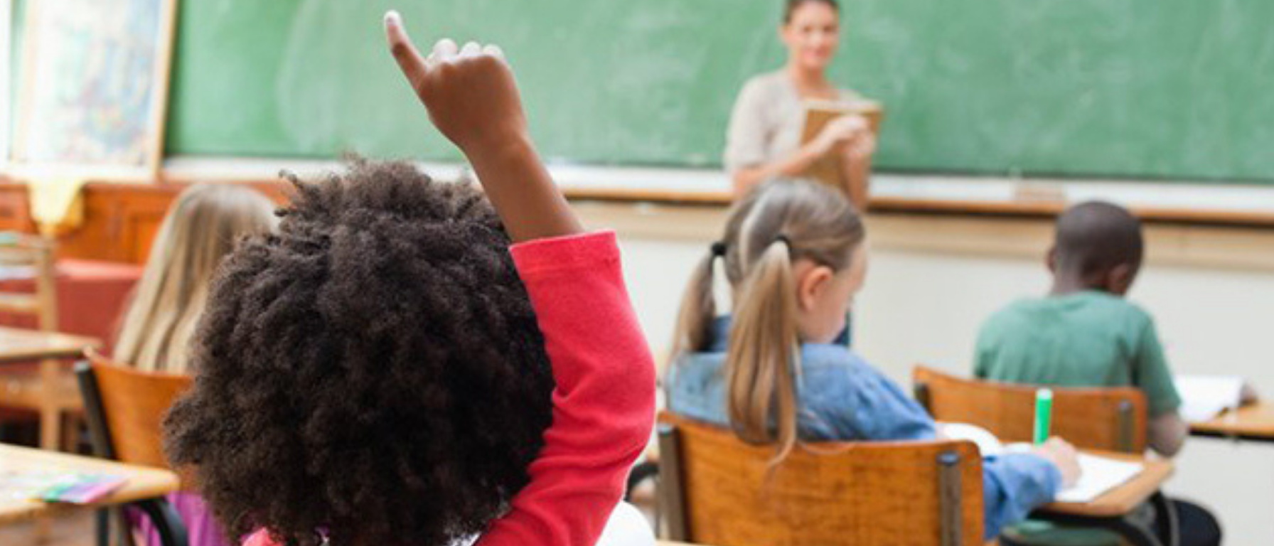 Kinder sitzen im Unterricht.